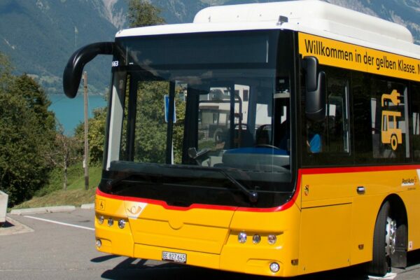 Die ersten Elektropostautos für Graubünden mit PLUG'N ROLL